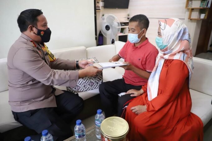 Laksanakan Program Semangat, Kapolres Mojokerto Besuk Anggota yang Sakit