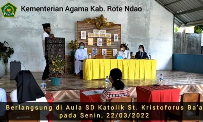 Neang Manimakani, Menyerahkan Bantuan Lembaga Pendidikan Keagamaan Kepada SD Katolik St. Kristoforus dan SMP Katolik Mother Ignatia Ba’a