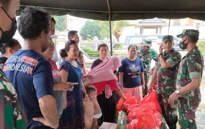 Peduli Korban Banjir, Korem 064/MY Bagikan Nasi Bungkus Kepada Warga