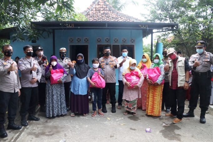 Peduli Warga Ditengah Pandemi Covid19, Kapolres Ciko dan Baznas Bersinergi Bagikan Bansos