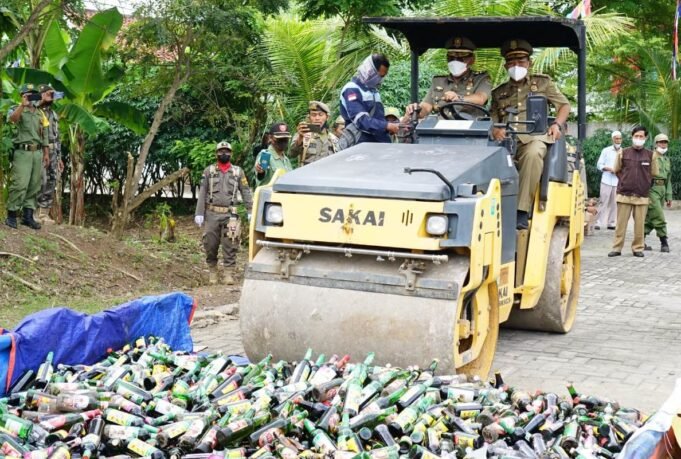 Peringati HUT Ke 72, Satpol PP Cilegon Musnakan 2023 Botol Miras Hasil Sitaan