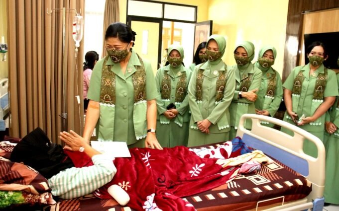 Peringati HUT Persit Ke 76, Ketua Persit KCK Daerah XII/Tpr Jenguk Istri dan Anak Anggota yang Sakit