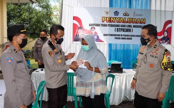 Polresta Cirebon Salurkan BTPKLWN kepada Ratusan PKL