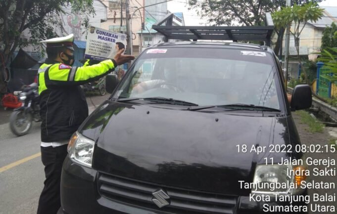 Demi Mencegah Virus Corona Satlantas Polres Tanjungbalai Tak Hentinya Sosialisasikan Penggunaan Masker Sampai Menepelkan Stiker Ayo Pakai Masker Untuk Hidup Sehat