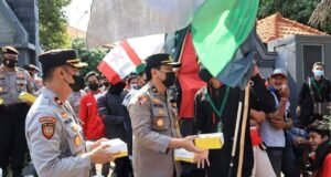 Humanis, Polres Tuban Bagikan Takjil Kepada Mahasiswa Saat Pengamanan Unjuk Rasa