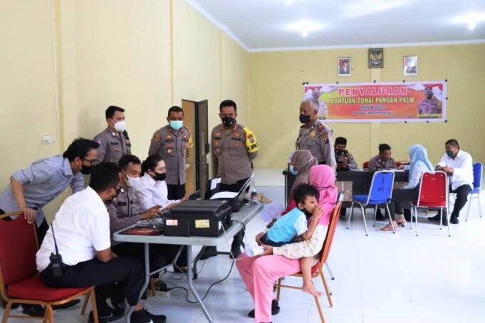 Kapolres Tinjau Penyaluran Bantuan Tunai Pangan PKLW Tahun 2022 di Polres Tanjungbalai
