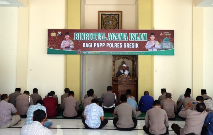 Memakmurkan Masjid di Bulan Ramadhan, Puluhan Anggota Polres Gresik mengikuti Binrohtal