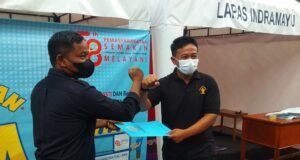 Peduli UMKM, Lapas Indramayu Serahkan Bantuan Gerobak ke Pelaku Usaha