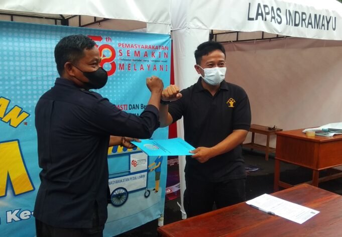 Peduli UMKM, Lapas Indramayu Serahkan Bantuan Gerobak ke Pelaku Usaha