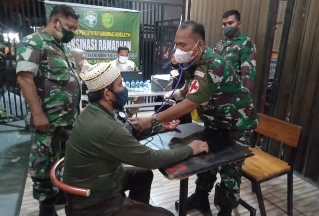 Personel TNI terus Gencarkan Serbuan Vaksinasi Ramadhan