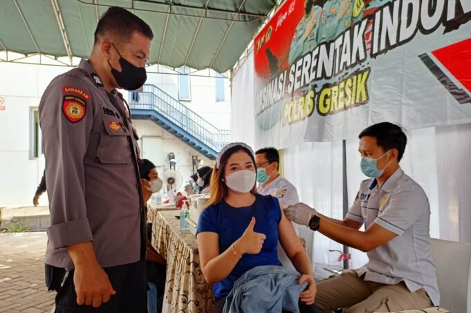 Ratusan Karyawan JIIPE Menerima Vaksin Booster Sebelum Mudik Idul Fitri