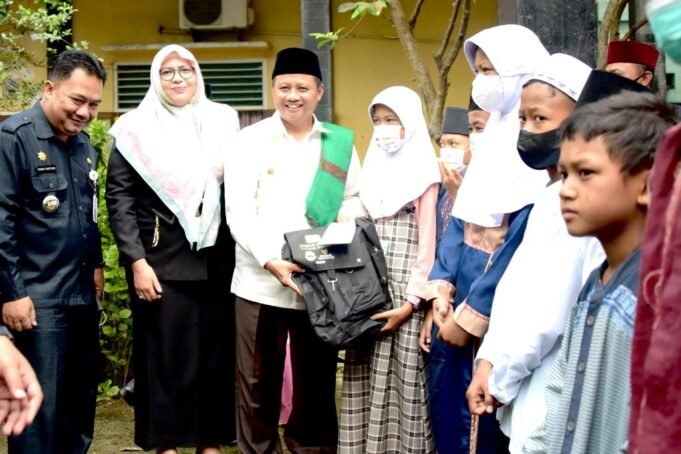Safari Ramadan Sambangi Pesantren Miftahul Huda, Wagub Sapa Warga Sukarapih