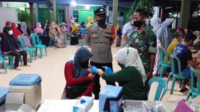 Safari Vaksin Ramadhan Usai Tarawih Dibanjiri Ratusan Warga Gresik