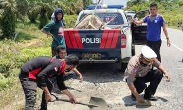 Satlantas Polres Aceh Singkil Tambal Jalan Berlubang