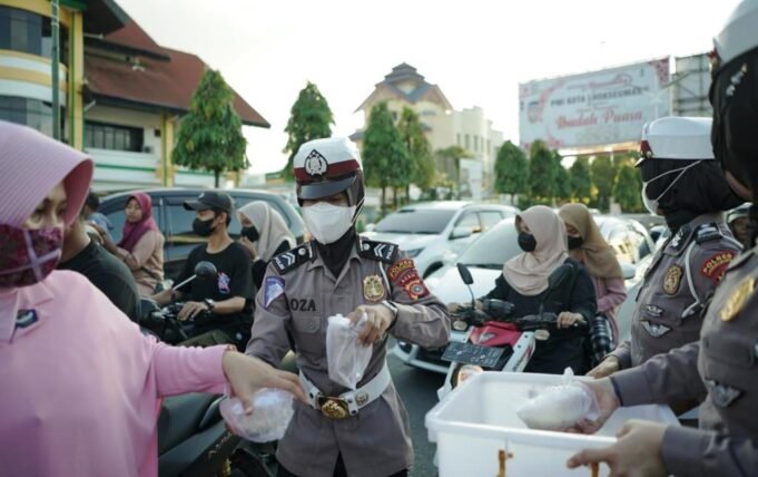 Satlantas Polres Lhokseumawe Bersama Bhayangkari Bagi Ratusan Takjil Kepada Masyarakat Jelang Buka Puasa
