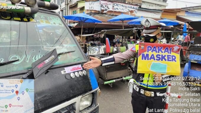 Satlantas Polres Tanjungbalai Sosialisasikan Penggunaan Masker Dengan Menempel Stiker ‘Ayo Pakai Masker’