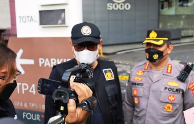 Tim Labfor Polda Jatim Lakukan Olah TKP Kebakaran Tunjungan Plaza 5 Surabaya