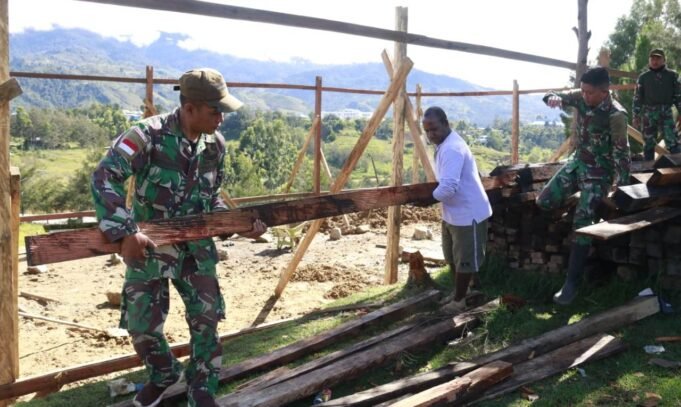 Bertugas di Pedalaman Papua, Satgas Yonif MR 412 Kostrad Bantu Pembangunan Rumah Milik Pendeta