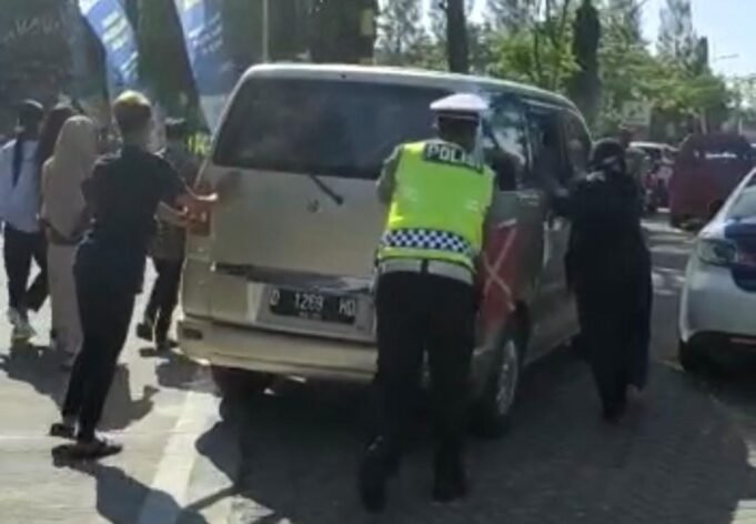 Saat Terik Matahari Polisi Ciko Bantu Dorong Mobil Pemudik yang Macet