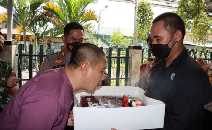 Hari Ke 3 Idul Fitri, Kapolres Gresik Beri Surprise Dandim 0817 yang Berulang Tahun
