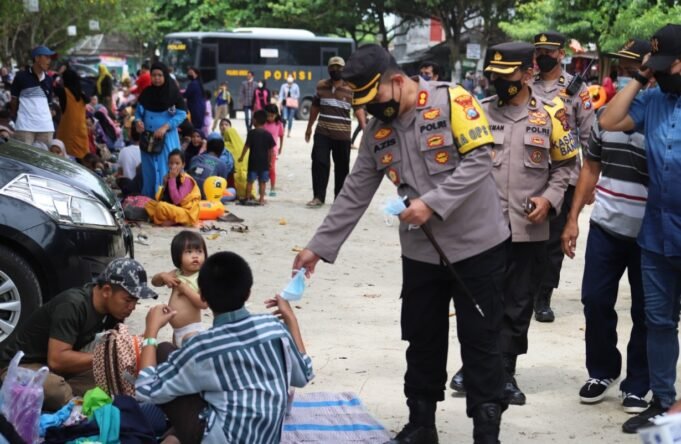 Pastikan Penerapan Prokes, Kapolres Gresik Bagikan Masker di Wisata Setigi dan Pasir Putih Delegan
