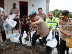Polres Demak Peduli, Gelar Pengobatan Gratis dan Perbaiki Tanggul Jebol Akibat Banjir Rob