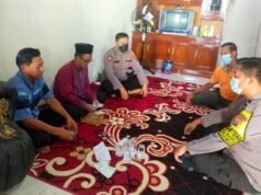 Polres Gresik Takziah ke Rumah Duka Korban Kecelakaan Tol Sumo di Kedamean