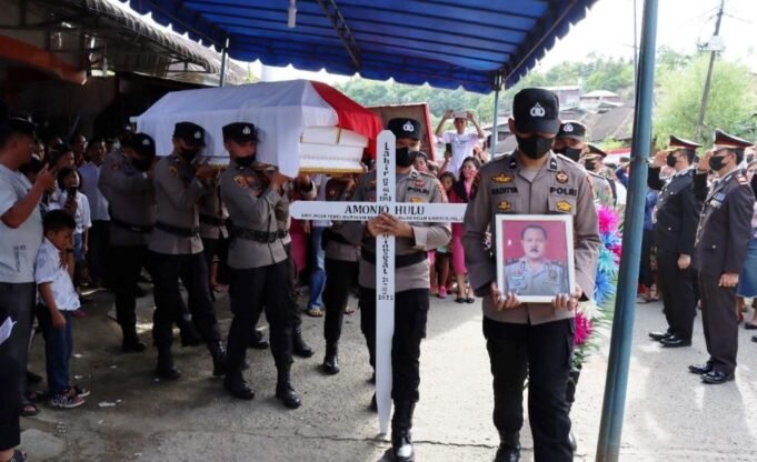 Polres Nias Gelar Upacara Pemakaman AKP Purnawirawan Amoni’o Hulu di Gunungsitoli