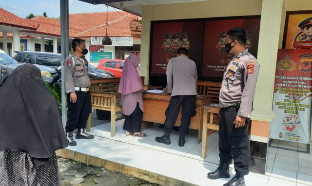 Polresta Cirebon Salurkan Bantuan Minyak Goreng kepada Warga Astanajapura, Arjawinangun, dan Depok
