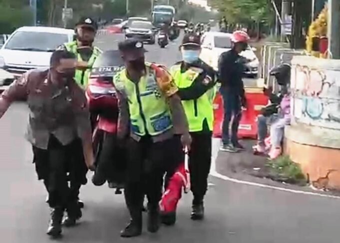Pospam Pemuda Ops Ketupat Lodaya 2022 Polres Ciko, Bantu Warga Mudik Alami Kecelakaan