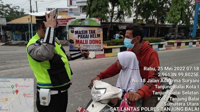 Untuk Kenyamanan Berkendaraan, Satlantas Polres Tanjungbalai Lakukan Himbauan Penggunaan Helm SNI