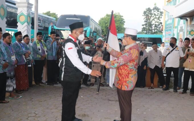 404 Jemaah Haji Asal Kabupaten Cirebon Diberangkatkan