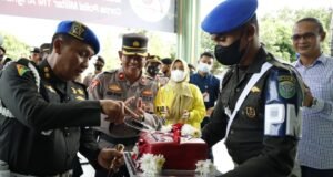 HUT POM AD ke 76, Kapolres Lhokseumawe Diwakili Kabag Ops Antar Kue Ulang Tahun