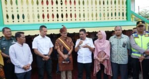 MENPAREKRAF BERKUNJUNG KE RUMAH ADAT KOTA TEBINGTINGGI