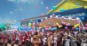 Kadis Pendidikan, Kepsek SMP Negeri 1 Bintan Timur dan siswa kelas 9, Gelar Pelepasan Balon Tutup Ajaran 2021-2022