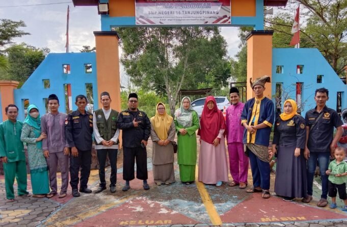 Ormas Pasukan Adat Gagak Hitam & Said Subhan Chandra Fani, Menyerahkan Wakaf Al-Qur’an ke SMPN 16 Tanjungpinang