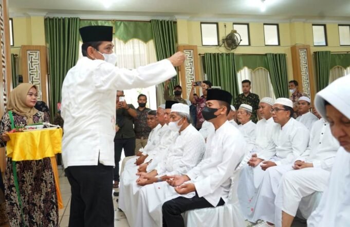 Pj. Wali Kota ‘Tepung Tawar’ 57 Calon Jemaah Haji Kota Tebing Tinggi Tahun 2022