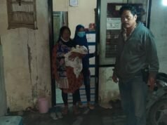 Wujud Kepedulian, Kapolsek Kedamean & Anggota, Mengantarkan Seorang Bayi Kontrol ke RSAL Surabaya