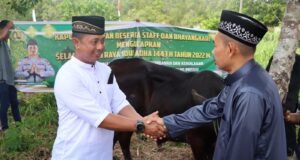 Kapolres Bintan Serahkan Sapi Qurban Kepada Panitia Kurban Mesjid Darul Mutaqien Polres Bintan