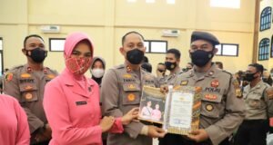 Kapolres Lhokseumawe Serahkan Penghargaan Kepada 26 Personel Terbaik