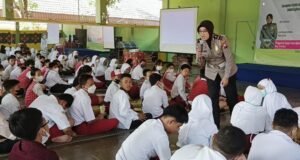 Tanamkan Disiplin Lalu Lintas Sejak Dini, Satlantas Polres Gresik Gelar Police Goes To School