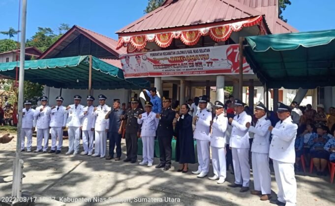 Danramil 10/Lolowau Bersama Babinsa Menghadiri Upacaca HUT RI Ke 77 di Lapangan Kantor Camat Lolowau