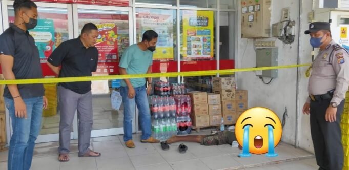 Geger!! Seorang Tunawisma di Temukan Meninggal di Depan Alfamart