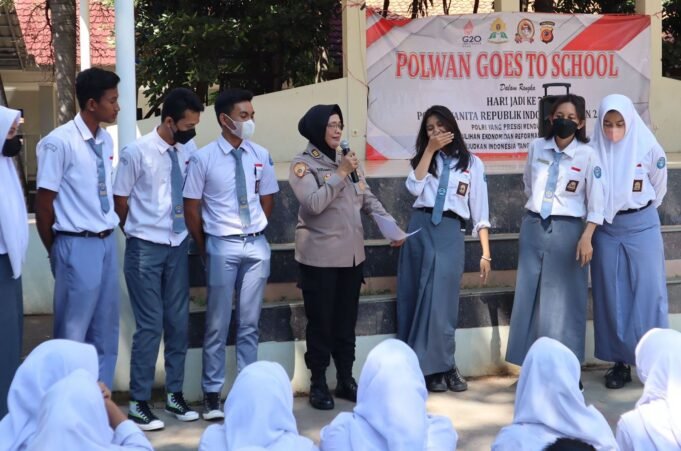 HUT Polwan Ke 74, Srikandi Polwan Gelar Police Goes To School SMAN 3 Purwakarta