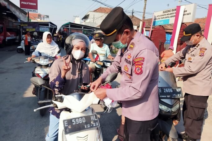 Pengendara Roda Dua yang Melintas Mapolsek Arjawinangun Diberikan Bendera untuk Motor