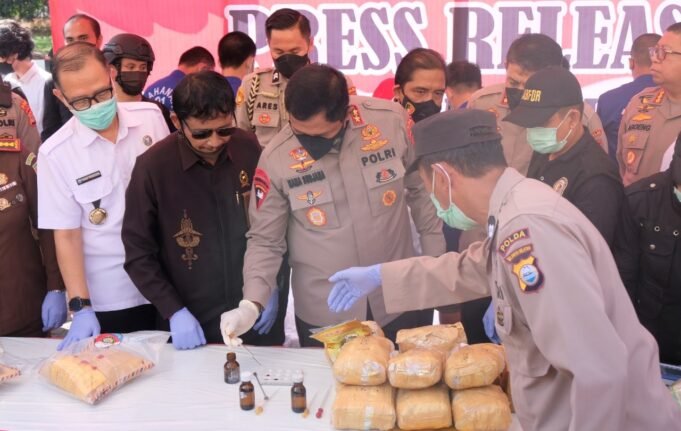 Kapolda Sulsel Bersama Instansi Terkait Memusnahkan Barang Bukti Narkotika Dan Psikotropika Hasil Pengungkapan Bulan Januari Sampai Agustus 2022