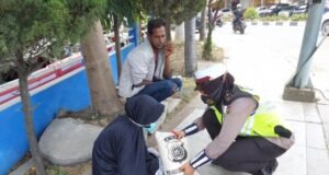 Hari Lalu Lintas Bhayangkara ke 67, Polantas Lhokseumawe Bagikan Sembako Kepada Warga Kurang Mampu