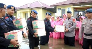 Peduli Bencana, Personil Staf dan Kompi 1 B Pelopor Laksanakan Bakti Sosial