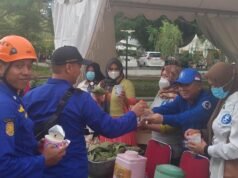 Diah Warih Anjari dan Gus Din Terlihat Bagi-bagi Makanan di Arena Muktamar Muhammadiyah dan Aisyiyah ke 48