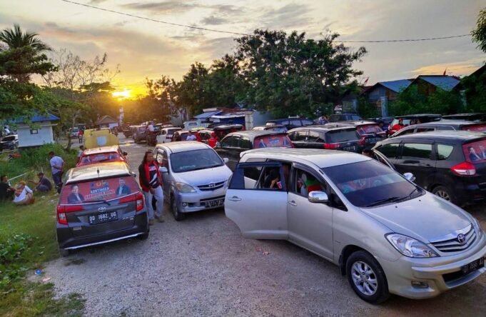 Kendaraan Kontingen Peserta Porprov ke XIV Sultra Menumpuk di Dermaga Penyebrangan